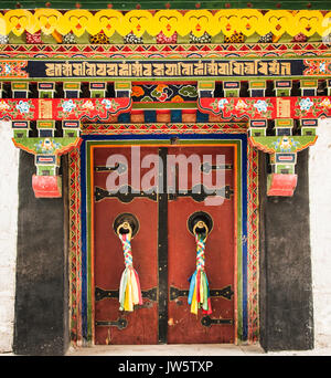 Bunte Eingangstür Norbulinka Kloster, der Sommerresidenz der Dalailama, Tibet Stockfoto