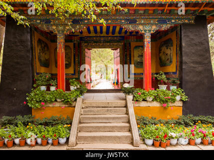 Eingangstür bunte Gärten in Norbulinka Kloster, Tibet Stockfoto