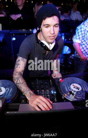 Pete Wentz von neuen main Pete Wentz Projekt, schwarze Karten dargestellt, ein DJ-Set, die in der Abenddämmerung am Caesars Atlantic City, NJ am 11. Juni 2011 © Star Shooter / MediaPunchInc Stockfoto