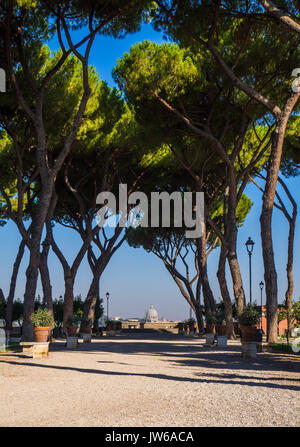 Rom, Italien - Die Terrasse mit dem Namen Orange Garden in Aventino Hügel, mit Blick auf die Kuppel von St. Peter und die berühmte Schlüsselloch von "Cavalieri di Malta" Platz. Stockfoto