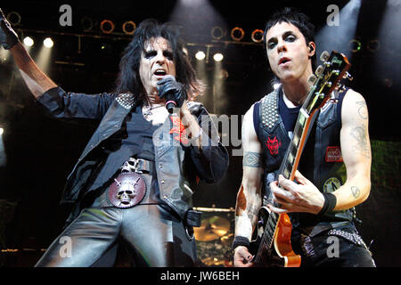 Alice Cooper auf No More Mr Nice Guy Tour bei House of Blues ins Showboat Casino in Atlantic City, NJ performing am Dezember 2, 2011 © Star Shooter / MediaPunchInc Stockfoto