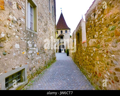 Schaffhausen, Schweiz - Der Blick auf Schloss Schloss Laufen, Terrasse, Turm. Stockfoto