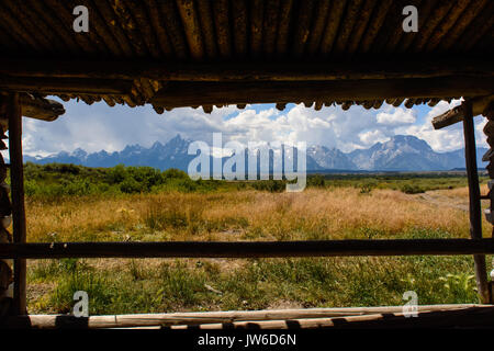 Teton Bergkette aus einem verlassenen Hütte gerahmt Stockfoto