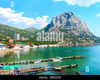 Blick auf die Stadt Sudak von Genueser Festung, Krim. Stockfoto