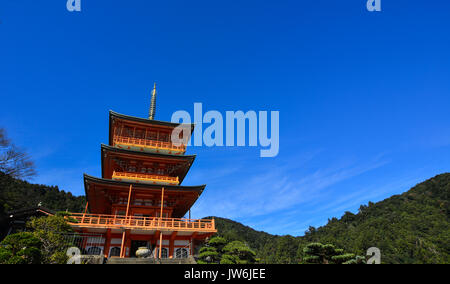 Die Pagode des Seigantoji unter blauem Himmel in Nachi, Japan. Seiganto-ji, Tempel des blauen Wellen, ist ein Tendai buddhistischen Tempel in Wakayama. Stockfoto