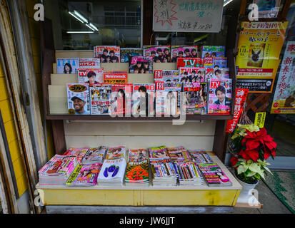 Katsuura, Japan - 30.November 2016. Zeitschriften in der Innenstadt in Katsuura, Japan. Nachi-Katsuura ist eine Stadt an der südöstlichen Küste von den Kii Pen Stockfoto