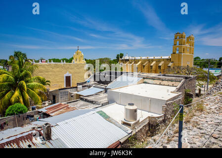 Kapelle und Kirche Nuestra Señora de la Natividad von der, von der archäologischen Stätte in Acanceh, Yucatan, Mexiko, in Acanceh, Yucatan, Mir Stockfoto