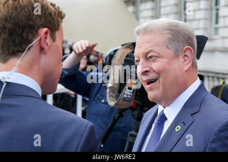 London. UK. 10 August, 2017. Somerset House. London, Großbritannien. ,. Der ehemalige Vizepräsident Al Gore kommt an Somerset House für die UK Premiere der Fortsetzung zu seinem Oscar-preisgekrönten Umwelt Dokumentarfilm Eine unbequeme Wahrheit. Credit: Dinendra Haria/Alamy leben Nachrichten Stockfoto