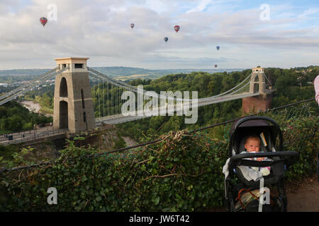 Bristol, UK. 11 Aug, 2017. Eine spektakuläre Darstellung von Heißluftballons am frühen Morgen über die Clifton Suspension Bridge fliegen wie die Bristol International Balloon Fiesta gestartet erhält unterwegs Credit: Amer ghazzal/Alamy leben Nachrichten Stockfoto