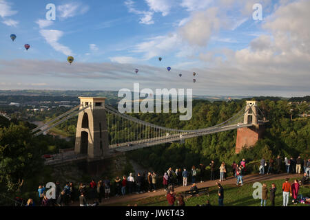 Bristol, UK. 11 Aug, 2017. Eine spektakuläre Darstellung von Heißluftballons am frühen Morgen über die Clifton Suspension Bridge fliegen wie die Bristol International Balloon Fiesta gestartet erhält unterwegs Credit: Amer ghazzal/Alamy leben Nachrichten Stockfoto