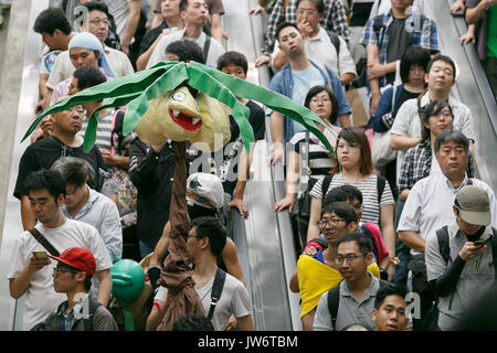 Tokio, Japan. 11 August, 2017. Anime Fans und Cosplayer nehmen an der ersten Tag der Comic Market 92 (comiket) Veranstaltung in Tokyo Big Sight am 11. August 2017, Tokio, Japan. Die jährliche Veranstaltung, die im Jahr 1975 begann konzentriert sich auf Manga, Anime, Spiel und Cosplay. Die Veranstalter rechnen mit mehr als 500.000 Besucher die 3-tägige Veranstaltung zu besuchen. Credit: Rodrigo Reyes Marin/LBA/Alamy leben Nachrichten Stockfoto