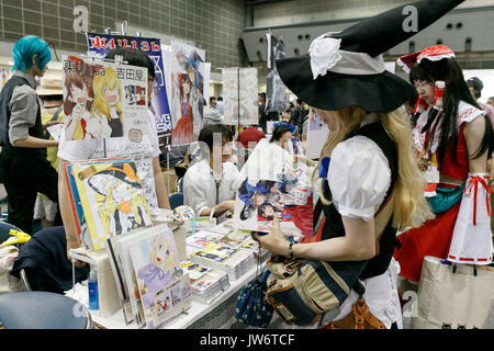 Tokio, Japan. 11 August, 2017. Anime Fans und Cosplayer versammeln sich am ersten Tag der Comic Market 92 (comiket) Veranstaltung in Tokyo Big Sight am 11. August 2017, Tokio, Japan. Die jährliche Veranstaltung, die im Jahr 1975 begann konzentriert sich auf Manga, Anime, Spiel und Cosplay. Die Veranstalter rechnen mit mehr als 500.000 Besucher die 3-tägige Veranstaltung zu besuchen. Credit: Rodrigo Reyes Marin/LBA/Alamy leben Nachrichten Stockfoto