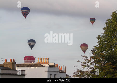 Bristol, UK. 11 Aug, 2017. Eine spektakuläre Darstellung von Heißluftballons am frühen Morgen über die Clifton Suspension Bridge fliegen wie die Bristol International Balloon Fiesta gestartet erhält unterwegs Credit: Amer ghazzal/Alamy leben Nachrichten Stockfoto