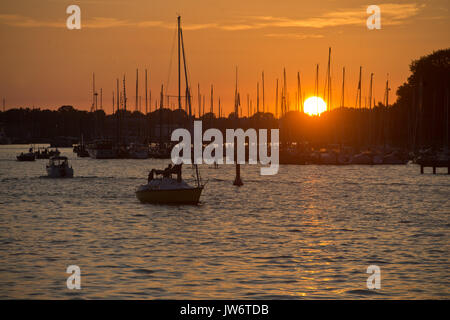 Rostock, Deutschland. 10 Aug, 2017. Die Sonne in Rostock, Deutschland, 10. August 2017. Rund 190 traditionelle Segelboote haben sich in diesem Jahr zum 27. Hanse Sail registriert. Foto: Stefan Sauer/dpa/Alamy leben Nachrichten Stockfoto