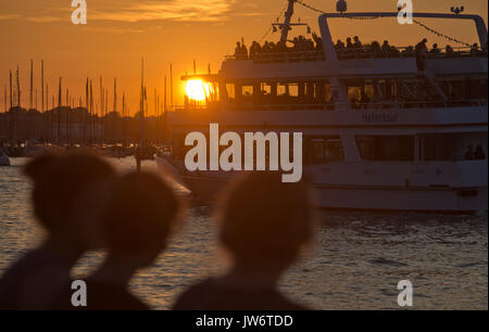 Rostock, Deutschland. 10 Aug, 2017. Die Sonne in Rostock, Deutschland, 10. August 2017. Rund 190 traditionelle Segelboote haben sich in diesem Jahr zum 27. Hanse Sail registriert. Foto: Stefan Sauer/dpa/Alamy leben Nachrichten Stockfoto