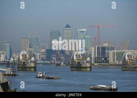London, Großbritannien. 11 Aug, 2017. Blauer Himmel über Canary Wharf mit leichter Bewölkung. : Credit: Claire Doherty Alamy/Live-Nachrichten Stockfoto
