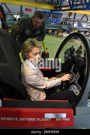 Laage, Deutschland. 11 Aug, 2017. Verteidigungsminister Ursula von der Leyen das Sitzen im Cockpit des Eurofighter bei einem Besuch in der Laage Air Base in Deutschland, 11. August 2017. Der Besuch in der 73Rd Tactical Air Force Squadron teinhoff' erfolgt im Rahmen ihrer Sommertour. Foto: Stefan Sauer/dpa Quelle: dpa Picture alliance/Alamy leben Nachrichten Stockfoto