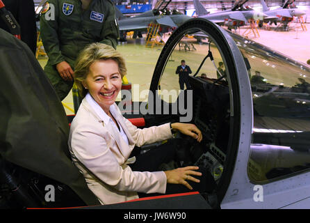 Laage, Deutschland. 11 Aug, 2017. Verteidigungsminister Ursula von der Leyen das Sitzen im Cockpit des Eurofighter bei einem Besuch in der Laage Air Base in Deutschland, 11. August 2017. Der Besuch in der 73Rd Tactical Air Force Squadron teinhoff' erfolgt im Rahmen ihrer Sommertour. Foto: Stefan Sauer/dpa Quelle: dpa Picture alliance/Alamy leben Nachrichten Stockfoto