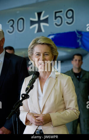 Laage, Deutschland. 11 Aug, 2017. Verteidigungsminister Ursula von der Leyen (L) das Sprechen vor einer Eurofighter bei einem Besuch in der Laage Air Base in Deutschland, 11. August 2017. Der Preis für eine einzelne Eurofighter beläuft sich auf über 110 Millionen Euro, nach Angaben der Bundeswehr (Bundeswehr). Der Besuch in der 73Rd Tactical Air Force Squadron teinhoff' erfolgt im Rahmen ihrer Sommertour. Foto: Stefan Sauer/dpa/Alamy leben Nachrichten Stockfoto