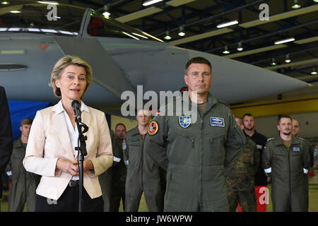 Laage, Deutschland. 11 Aug, 2017. Verteidigungsminister Ursula von der Leyen (L) das Sprechen vor einer Eurofighter bei einem Besuch in der Laage Air Base in Deutschland, 11. August 2017. Der Preis für eine einzelne Eurofighter beläuft sich auf über 110 Millionen Euro, nach Angaben der Bundeswehr (Bundeswehr). Der Besuch in der 73Rd Tactical Air Force Squadron teinhoff' erfolgt im Rahmen ihrer Sommertour. Foto: Stefan Sauer/dpa/Alamy leben Nachrichten Stockfoto