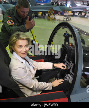 Laage, Deutschland. 11 Aug, 2017. Verteidigungsminister Ursula von der Leyen das Sitzen im Cockpit des Eurofighter bei einem Besuch in der Laage Air Base in Deutschland, 11. August 2017. Der Preis für eine einzelne Eurofighter beläuft sich auf über 110 Millionen Euro, nach Angaben der Bundeswehr (Bundeswehr). Der Besuch in der 73Rd Tactical Air Force Squadron teinhoff' erfolgt im Rahmen ihrer Sommertour. Foto: Stefan Sauer/dpa/Alamy leben Nachrichten Stockfoto