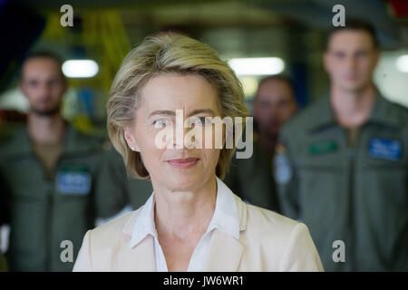 Laage, Deutschland. 11 Aug, 2017. Verteidigungsminister Ursula von der Leyen (L) vor einem Eurofighter bei einem Besuch in der Laage Air Base in Deutschland, 11. August 2017. Der Preis für eine einzelne Eurofighter beläuft sich auf über 110 Millionen Euro, nach Angaben der Bundeswehr (Bundeswehr). Der Besuch in der 73Rd Tactical Air Force Squadron teinhoff' erfolgt im Rahmen ihrer Sommertour. Foto: Stefan Sauer/dpa/Alamy leben Nachrichten Stockfoto