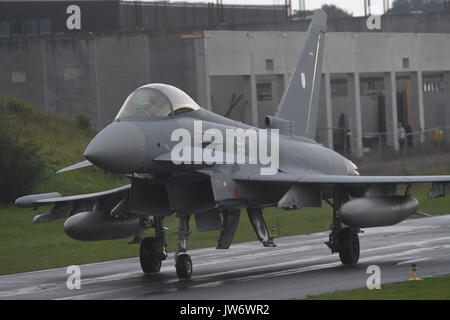 Laage, Deutschland. 11 Aug, 2017. Ein Eurofighter fotografiert am Laage Air Base in Deutschland, 11. August 2017. Der Preis für eine einzelne Eurofighter beläuft sich auf über 110 Millionen Euro, nach Angaben der Bundeswehr (Bundeswehr). Foto: Stefan Sauer/dpa/Alamy leben Nachrichten Stockfoto