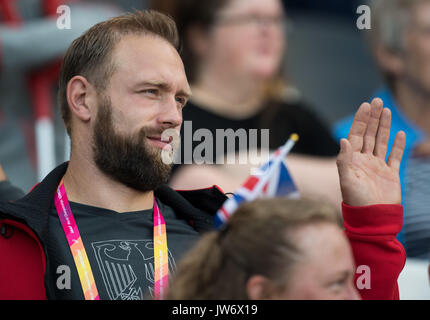 London, Großbritannien. 11 Aug, 2017. Deutsche Diskuswerfer Robert Harting folgenden Diskuswerfen der Frauen nähere Bestimmung und beobachten das Werfen von seiner Frau, Julia Harting, bei der Leichtathletik-WM in London, UK, 11. August 2017. Foto: Bernd Thissen/dpa/Alamy leben Nachrichten Stockfoto