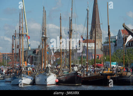 Rostock, Deutschland. 10 Aug, 2017. Traditionelle Schiffe vor Anker bei der Eröffnung der 27. Hanse Sail im Stadthafen von Rostock, Deutschland, 10. August 2017. Neue gesetzliche Anforderungen auf traditionellen Schiffen bedrohen Deutschlands maritime Erbe nach Angaben der Vertreter vom Segeln Verbände. Entsprechend der geplanten Regelungen aus dem Bundesverkehrsministerium, Sicherheitsstandards für Schiffe, die mehr als 100 Jahre alt sind, wie Sie professionelle Navigation angewendet werden. Foto: Stefan Sauer/dpa-Zentralbild/dpa/Alamy leben Nachrichten Stockfoto