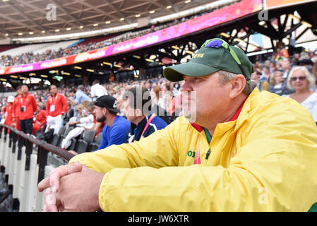 London, Großbritannien. 11. August 2017. Ein Coach die Ansichten der Männer Diskus Qualifikation an der London Stadion, am Tag acht Der IAAF World Championships in London 2017. Credit: Stephen Chung/Alamy leben Nachrichten Stockfoto