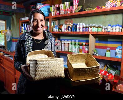 (170811) - SHANNAN, Aug 11, 2017 (Xinhua) - dorfbewohner Dejibaima zeigt die Körbe, die Sie in der Longzi Yumai Gemeinde Grafschaft in Shannan, Südwesten Chinas Tibet autonomen Region, 10.08.2017. Yumai, geglaubt, das am dünnsten besiedelte Gemeinde in China zu sein, ist heute ein bedeutendes wirtschaftliches Wachstum in den letzten Jahren als die lokalen Bewohner neue Unternehmen als Family Inn Service, Bambus Produkte und Verkehr neben der traditionellen Tierhaltung Lebensunterhalt entwickelt, als das Ergebnis, das jährliche Pro-Kopf-Einkommen erreicht 57.000 Yuan (etwa 8556 US-Dollar). (Xinhua / Jigme Dorje) (lx) Stockfoto