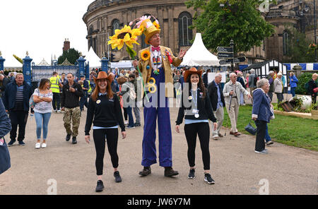 Shropshire, Großbritannien. 11 August, 2017. Eine florale Willkommen von Professor Crump alias Paul Goddard bei der jährlichen Shrewsbury Flower Show in Shropshire. Die zweitägige Veranstaltung ist heute offen und am Samstag. Quelle: David Bagnall/Alamy leben Nachrichten Stockfoto