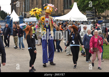 Shropshire, Großbritannien. 11 August, 2017. Eine florale Willkommen von Professor Crump alias Paul Goddard bei der jährlichen Shrewsbury Flower Show in Shropshire. Die zweitägige Veranstaltung ist heute offen und am Samstag. Quelle: David Bagnall/Alamy leben Nachrichten Stockfoto