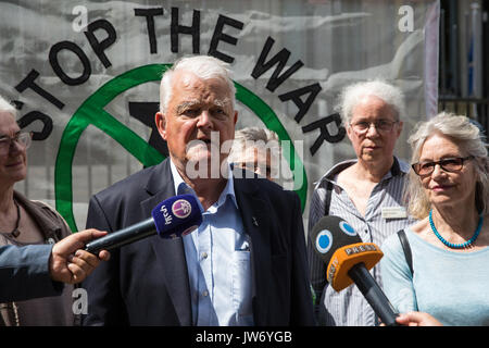 London, Großbritannien. 11 Aug, 2017. Bruce Kent, Vizepräsident der Kampagne für Nukleare Abrüstung, Adressen Aktivisten von Stop den Krieg Koalition und CND protestieren vor der US-Botschaft gegen den letzten entzündliche Rhetorik Präsident Donald Trump über den Einsatz von Atomwaffen in Reaktion auf die Aussagen von der nordkoreanischen Regierung. Die US-Botschaft ging ein Schreiben von der Delegation brachte zu akzeptieren. Credit: Mark Kerrison/Alamy leben Nachrichten Stockfoto