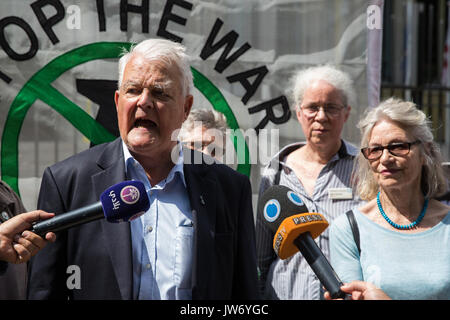 London, Großbritannien. 11 Aug, 2017. Bruce Kent, Vizepräsident der Kampagne für Nukleare Abrüstung, Adressen Aktivisten von Stop den Krieg Koalition und CND protestieren vor der US-Botschaft gegen den letzten entzündliche Rhetorik Präsident Donald Trump über den Einsatz von Atomwaffen in Reaktion auf die Aussagen von der nordkoreanischen Regierung. Die US-Botschaft ging ein Schreiben von der Delegation brachte zu akzeptieren. Credit: Mark Kerrison/Alamy leben Nachrichten Stockfoto