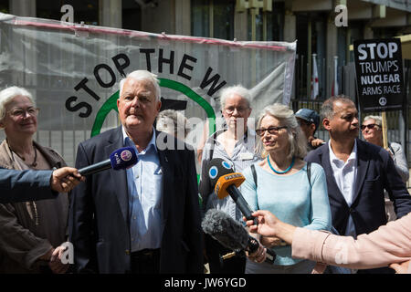 London, Großbritannien. 11 Aug, 2017. Bruce Kent, Vizepräsident der Kampagne für Nukleare Abrüstung, Adressen Aktivisten von Stop den Krieg Koalition und CND protestieren vor der US-Botschaft gegen den letzten entzündliche Rhetorik Präsident Donald Trump über den Einsatz von Atomwaffen in Reaktion auf die Aussagen von der nordkoreanischen Regierung. Die US-Botschaft ging ein Schreiben von der Delegation brachte zu akzeptieren. Credit: Mark Kerrison/Alamy leben Nachrichten Stockfoto