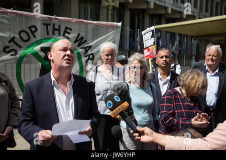 London, Großbritannien. 11 Aug, 2017. Giles Fraser, Kirche von England Priester, Journalist und Rundfunksprecher, Adressen Aktivisten von Stop den Krieg Koalition und der Kampagne für Nukleare Abrüstung (CND) außerhalb der US-Botschaft gegen den letzten entzündliche Rhetorik Präsident Donald Trump über den Einsatz von Atomwaffen in Reaktion auf die Aussagen von der nordkoreanischen Regierung protestieren. Die US-Botschaft ging ein Schreiben von der Delegation brachte zu akzeptieren. Credit: Mark Kerrison/Alamy leben Nachrichten Stockfoto