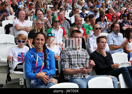 London, Großbritannien. 11 August, 2017. Zuschauer genießen die Leichtathletik in der Leichtathletik-WM 2017, Queen Elizabeth Olympic Park, Stratford, London, UK. Foto: Simon Balson/Alamy leben Nachrichten Stockfoto