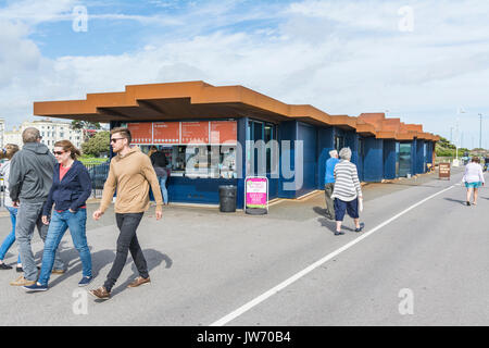 East Beach Café an der Promenade im Sommer in Littlehampton, West Sussex, England, UK. Von Thomas Heatherwick entwickelt, Treibholz ähneln. Stockfoto