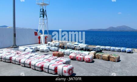 HANDOUT - Die undatiertes handout Bild zeigt rund zwei Tonnen Cannabis in Ballen am Hafen von Neapolis Voion, Griechenland verpackt. Griechische Forscher entdeckten die Cannabis auf einer Luxusyacht. Zwei mutmassliche Drogenhändler, ein Italienisches und ein ALBANISCHER, während der Operation am 11. August 2017 festgenommen wurden, entsprechend einer Küstenwache. Das Duo geladen die Drogen in Albanien. (Achtung Redaktionen: Für redaktionelle VERWENDUNG AUSSCHLIESSLICH IN ZUSAMMENHANG MIT DER AKTUELLEN BERICHTERSTATTUNG/obligatorischer Gutschrift) Foto: Küstenwache Spanien/dpa Stockfoto