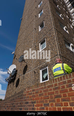 London, Großbritannien. 11 Aug, 2017. Southwark lokale Behörde Schnitte unsicheren Gasversorgung Hunderte von Bewohnern am Ledbury Rat Immobilien in Peckham, London, UK. Credit: Julio Etchart zu ihrem/Alamy leben Nachrichten Stockfoto