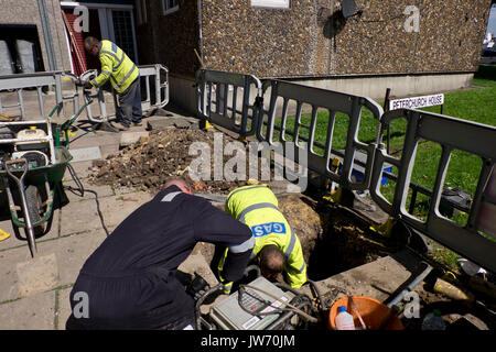 London, Großbritannien. 11 Aug, 2017. Southwark lokale Behörde Schnitte unsicheren Gasversorgung Hunderte von Bewohnern am Ledbury Rat Immobilien in Peckham, London, UK. Credit: Julio Etchart zu ihrem/Alamy leben Nachrichten Stockfoto