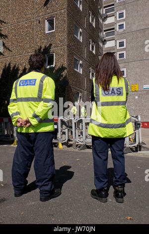 London, Großbritannien. 11 Aug, 2017. Southwark lokale Behörde Schnitte unsicheren Gasversorgung Hunderte von Bewohnern am Ledbury Rat Immobilien in Peckham, London, UK. Credit: Julio Etchart zu ihrem/Alamy leben Nachrichten Stockfoto