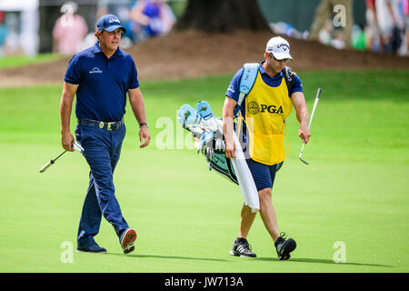 Charlotte, NC, USA. 11 August, 2017. Golfspieler Phil Mickelson während der PGA Meisterschaft am Freitag, August 11, 2017 an der Wachtel-höhle in Charlotte, NC. Jakob Kupferman/CSM/Alamy leben Nachrichten Stockfoto