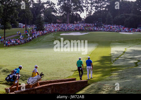 August 10, 2017: Jordanien Spieth und Bäche Koepka der Vereinigten Staaten über die Brücke zu Fuß zum 13. Grün als Fans sammeln während der ersten Runde der 99th PGA Championship an der Wachtel-Höhle Club in Charlotte, NC zu beobachten. (Scott Kinser/Cal Sport Media) Stockfoto