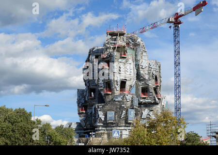 Arles, Frankreich. 11 August, 2017. Frank Gehry Tower nimmt Gestalt in Arles. Eines der neuesten Projekte, die von führenden amerikanischen Architekten Frank Gehry, ist die Form in Arles, für seine jährliche "Rencontres" Foto Festival bekannt, im Süden von Frankreich. Steigende 58 Meter über dem niedrigen Stadt Wahrzeichen, das Gebäude besteht aus einem unregelmässigen Turm verkleidet in poliertem Stahl und Glas. Fertigstellung im nächsten Jahr, wird der Turm Haus eine experimentelle Arts Center, 'LUMA Arles', der Schweizer Philanthrop Maja Hoffmann finanziert. Quelle: Chris Hellier/Alamy leben Nachrichten Stockfoto