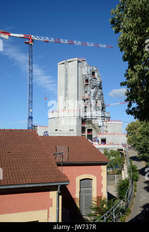 Arles, Frankreich. 11 August, 2017. Frank Gehry Tower nimmt Gestalt in Arles. Eines der neuesten Projekte, die von führenden amerikanischen Architekten Frank Gehry, ist die Form in Arles, für seine jährliche "Rencontres" Foto Festival bekannt, im Süden von Frankreich. Steigende 58 Meter über dem niedrigen Stadt Wahrzeichen, das Gebäude besteht aus einem unregelmässigen Turm verkleidet in poliertem Stahl und Glas. Fertigstellung im nächsten Jahr, wird der Turm Haus eine experimentelle Arts Center, 'LUMA Arles', der Schweizer Philanthrop Maja Hoffmann finanziert. Quelle: Chris Hellier/Alamy leben Nachrichten Stockfoto