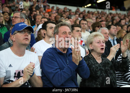 London, Großbritannien. 11 August, 2017. Zuschauer genießen die Leichtathletik in der Leichtathletik-WM 2017, Queen Elizabeth Olympic Park, Stratford, London, UK. Foto: Simon Balson/Alamy leben Nachrichten Stockfoto