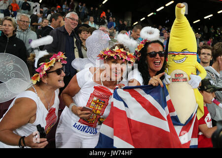 London, Großbritannien. 11 August, 2017. Zuschauer genießen die Leichtathletik in der Leichtathletik-WM 2017, Queen Elizabeth Olympic Park, Stratford, London, UK. Foto: Simon Balson/Alamy leben Nachrichten Stockfoto