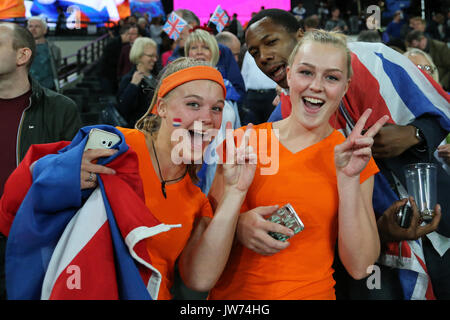 London, Großbritannien. 11 August, 2017. Zuschauer genießen die Leichtathletik in der Leichtathletik-WM 2017, Queen Elizabeth Olympic Park, Stratford, London, UK. Foto: Simon Balson/Alamy leben Nachrichten Stockfoto